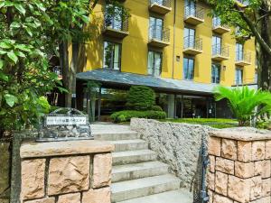 ein Gebäude mit Treppen vor einem Gebäude in der Unterkunft Diamond Kyoto Society in Kyoto