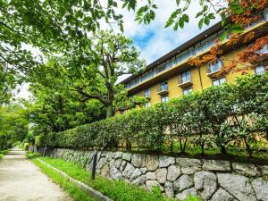 eine Steinmauer vor einem Gebäude in der Unterkunft Diamond Kyoto Society in Kyoto