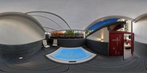 Bazén v ubytování Hospitality Hotel nebo v jeho okolí