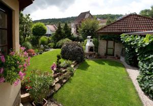 勞達·康寧思霍芬的住宿－Ferienwohnung Balbach,"Haus Hella"，一座花园,花园内拥有绿色的草坪和房屋