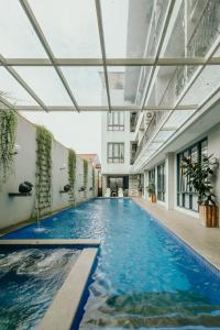 Bazén v ubytování Urbanest Inn House TB Simatupang nebo v jeho okolí
