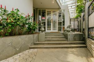 a home with two lion statues on the front porch at Urbanest Inn House TB Simatupang in Jakarta