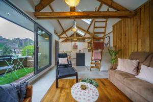 een woonkamer met een bank en een tafel bij Appartement Les Bleuets in La-Roche-en-Ardenne