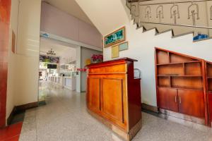 un pasillo con un gran armario de madera en una tienda en Sunlight Hotel Hạ Long, en Ha Long