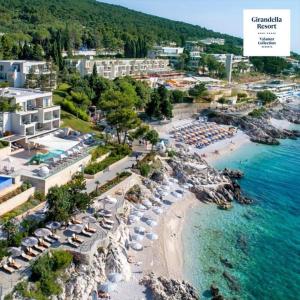 widok z lotu ptaka na plażę z parasolami i oceanem w obiekcie Lavandula w mieście Labin