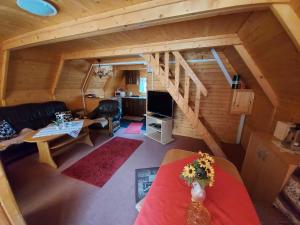una vista aérea de una sala de estar en una cabaña de madera en Chata Talia, en Liptovský Mikuláš
