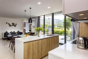een keuken en een woonkamer met een aanrecht bij Oceanami Villas & Beach Club 3 bedroom villa in Long Hai