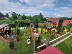 una vista aérea de un parque de juguetes con parque infantil en Chalupa Tália, en Liptovský Mikuláš