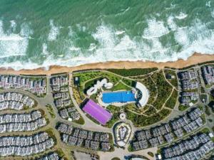 een luchtzicht op een resort in de buurt van de oceaan bij Oceanami Villas & Beach Club 3 bedroom villa in Long Hai