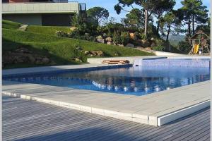 Bazén v ubytovaní Sunny apartment Sa Boadella big solarium sea view alebo v jeho blízkosti