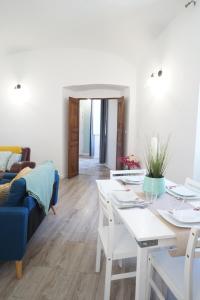 a living room with a white table and a couch at Appartement Gaudin in Bastia