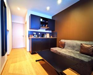 ein Wohnzimmer mit einem Sofa und einem Tisch in der Unterkunft Appart Hotel Relax Spa in Lens