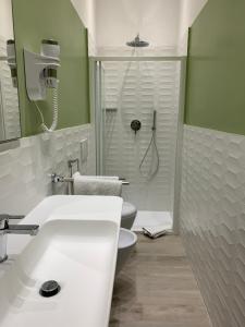 łazienka z toaletą, umywalką i prysznicem w obiekcie 108 b&b w mieście Grotte di Castro