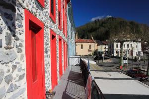 uma porta vermelha do lado de um edifício em Auberge du Haut Salat em Seix