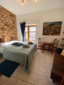 1 dormitorio con 1 cama y 1 mesa con sillas en House of Sun en Vilna