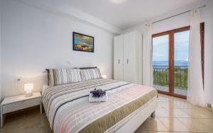 Postel nebo postele na pokoji v ubytování Apartments Drenje 294 + 37 fotografií