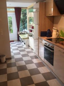 a kitchen with a checkered floor in a kitchen at Ferienwohnungen Blume am Schloßberg in Bad Berka