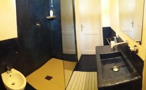 La salle de bains est pourvue d'un lavabo et de toilettes. dans l'établissement Appartamenti del Comandante, à Santa Marina Salina