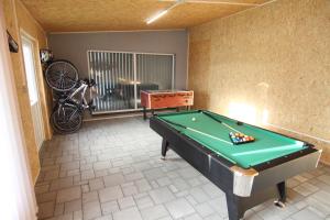 Biliardový stôl v ubytovaní Apartmánový dom Stela