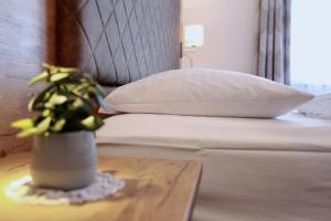 Postel nebo postele na pokoji v ubytování Hotel-Restaurant am Hochfuchs