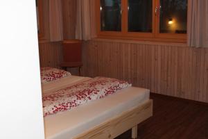 Tempat tidur dalam kamar di Naturparadies Silvia