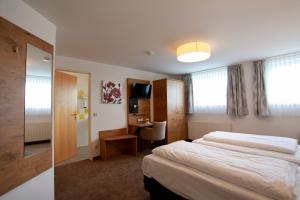 Postel nebo postele na pokoji v ubytování Hotel-Restaurant am Hochfuchs