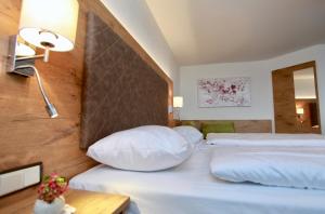 Postel nebo postele na pokoji v ubytování Hotel-Restaurant am Hochfuchs