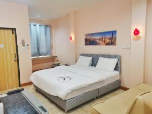 Postel nebo postele na pokoji v ubytování โรงแรมประทับใจ