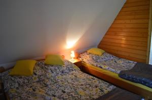 Un pat sau paturi într-o cameră la Agroturystyka Skałka