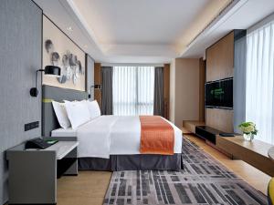 เตียงในห้องที่ Holiday Inn Guangzhou South Lake, an IHG Hotel