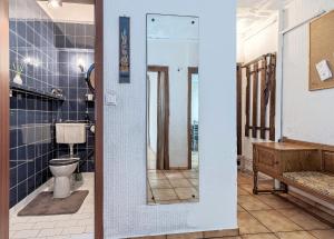 łazienka z toaletą i lustrem w obiekcie Mieszkanie Next - ACCO RENT w mieście Sopot