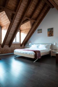 Postel nebo postele na pokoji v ubytování SWISS HOTEL LA COURONNE