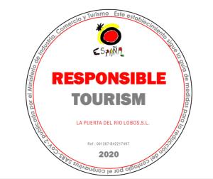 un label pour un restaurant portant le drapeau de la couronne et le texte du tourisme responsable dans l'établissement Casa Rural La Puerta Del Río Lobos, à San Leonardo de Yagüe