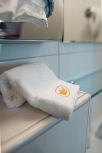 een handdoek op de deur van een koelkast bij SWISS HOTEL LA COURONNE in Avenches