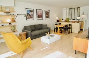 - un salon avec un canapé et une table dans l'établissement Le Saint Roch-Centre-Free Parking-Clim, à Montpellier