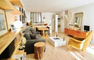 ein Wohnzimmer mit einem Sofa und einem Tisch in der Unterkunft Le Saint Roch-Centre-Free Parking-Clim in Montpellier