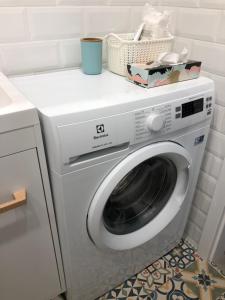 baño con encimera y lavadora blanca en Apartament Mia, en Malbork