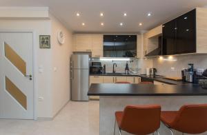 eine Küche mit einer Arbeitsplatte und einem Kühlschrank in der Unterkunft Apartment " Daria Vas" in Sofia