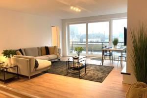 uma sala de estar com um sofá e uma mesa em City PENTHOUSE, rooftop terrace, free NETFLIX, wifi and airco em Antuérpia
