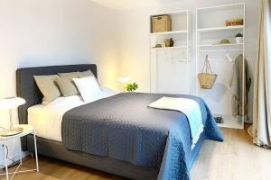 1 dormitorio con 1 cama con manta azul en City PENTHOUSE, rooftop terrace, free NETFLIX, wifi and airco, en Amberes