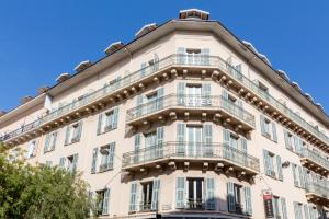 d'un grand bâtiment blanc avec balcon. dans l'établissement Best Western Premier Hotel Roosevelt, à Nice