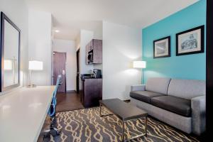 La Quinta Inn & Suites by Wyndham Northlake Ft. Worth tesisinde bir oturma alanı
