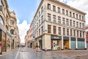 El barrio en el que está el departamento o un barrio cercano