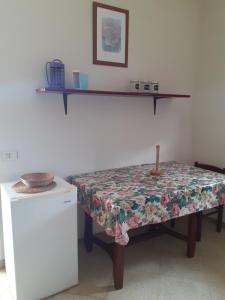 a room with a bench and a shelf on the wall at Faraglioni house in Favignana