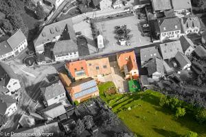 une vue aérienne sur une maison dans une ville dans l'établissement Le Domaine du Verger gîtes et SPA, à Osenbach