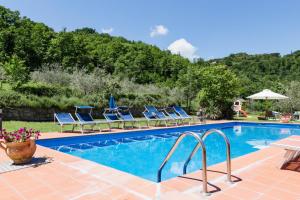 einen Pool mit Liegestühlen in der Unterkunft Agriturismo Santa Caterina in Castelnuovo di Val di Cecina