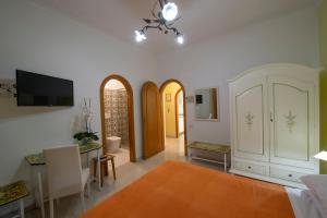 a living room with a bed and a dining room at Il Giardino Dei Limoni in Praiano