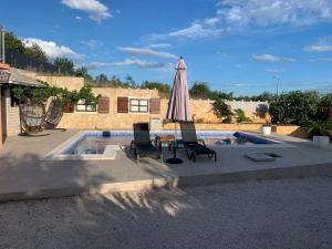 Bazén v ubytování Holiday Home Cerim nebo v jeho okolí