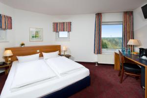 Postel nebo postele na pokoji v ubytování ACHAT Hotel Darmstadt Griesheim
