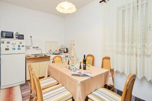 una sala da pranzo con tavolo e una cucina di Guest House Medzalin a Dubrovnik